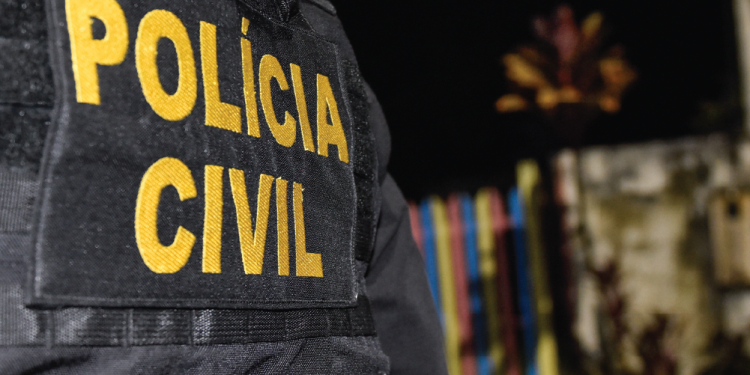 Mãe descobre abuso de padrasto contra a filha ao deixar celular gravando