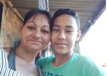Mãe mata filho adolescente com golpes de machado e choca comunidade local; Entenda o caso