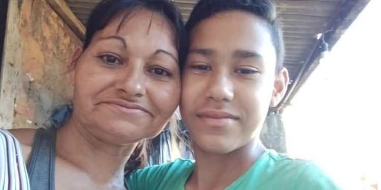 Mãe mata filho adolescente com golpes de machado e choca comunidade local; Entenda o caso