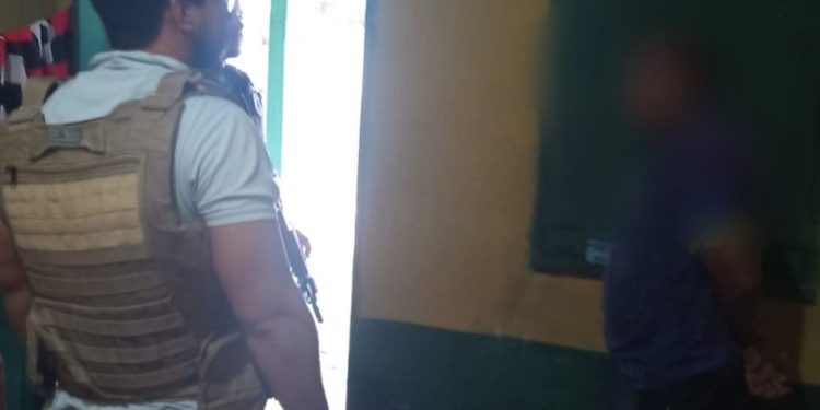 Enteado acusado de matar madrasta e o filho dela a facadas é preso