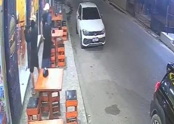 Criminosos armados tentam assaltar lanchonete; veja vídeo