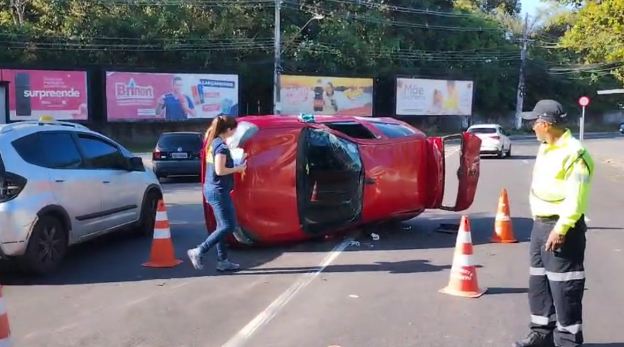 video-carro-capota-apos-colisa