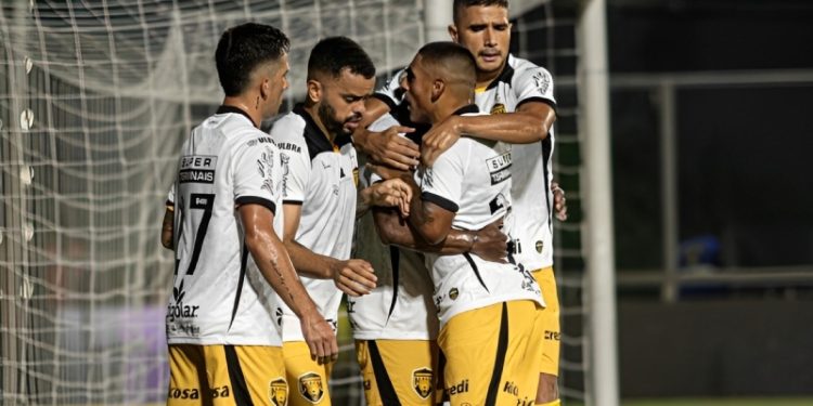 Amazonas FC enfrenta Volta Redonda em confronto decisivo na série B Amazonas FC enfrenta Volta Redonda em confronto decisivo na série B