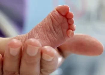 Bebê de quatro meses morre engasgado em creche clandestina em Curitiba