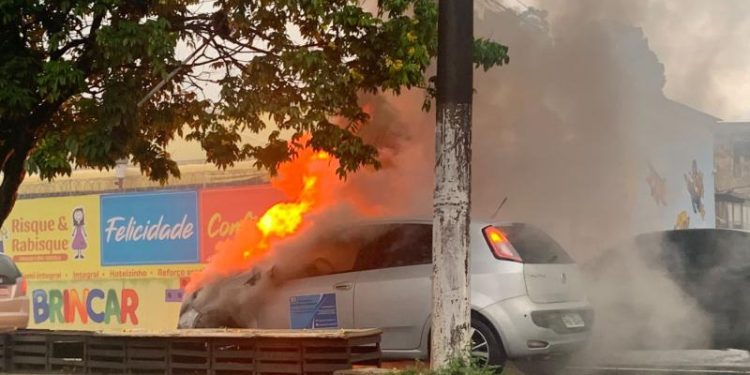 Carro a gás pega fogo e é consumido por chamas em Manaus