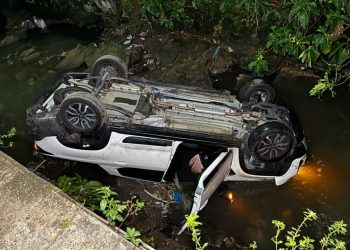 Motorista fica ferido após cair com carro em igarapé