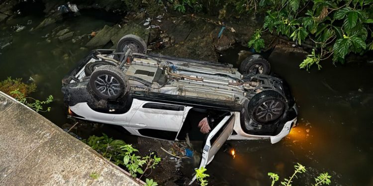 Motorista fica ferido após cair com carro em igarapé