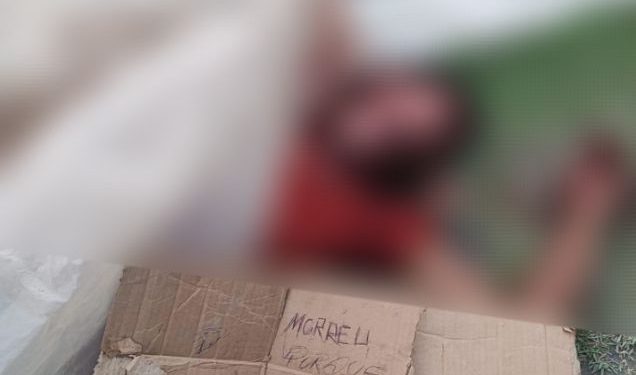 Homem é encontrado esfaqueado e com recado: “morreu porque jogava com a polícia”