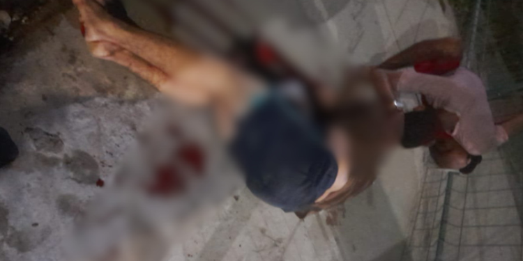 Homem é esfaqueado e socorrido por motorista no São José Homem é esfaqueado e socorrido por motorista no São José