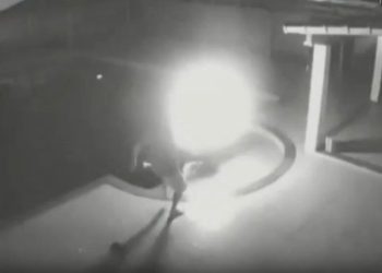 Mulher incendiada pelo companheiro se salva ao pular na piscina; veja vídeo