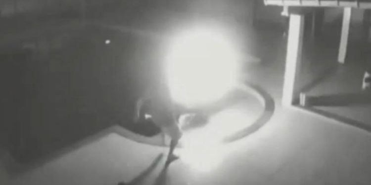 Mulher incendiada pelo companheiro se salva ao pular na piscina; veja vídeo