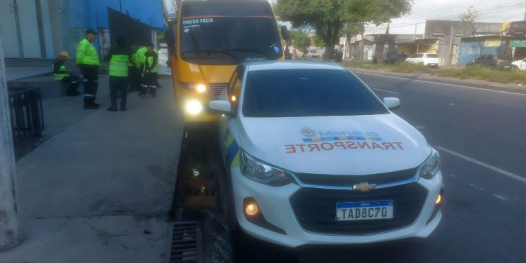 Prefeitura de Manaus flagra ‘amarelinho’ fazendo ultrapassagens perigosas com condutor reincidente sem CNH na Autaz Mirim