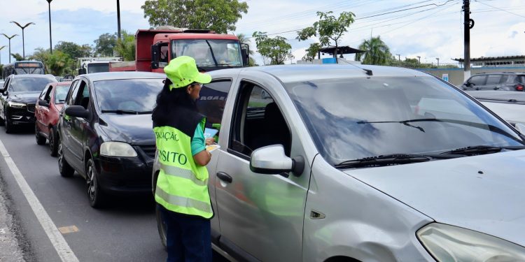 Ação educativa da Prefeitura de Manaus alerta para evitar excesso de velocidade e imprudências