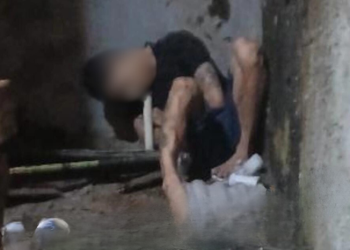 Jovem morto a tiros é encontrado sentado encostado em muro