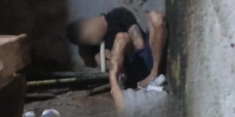 Jovem morto a tiros é encontrado sentado encostado em muro