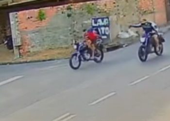 Câmera registra momento em que pai e filho são assassinados; veja vídeo