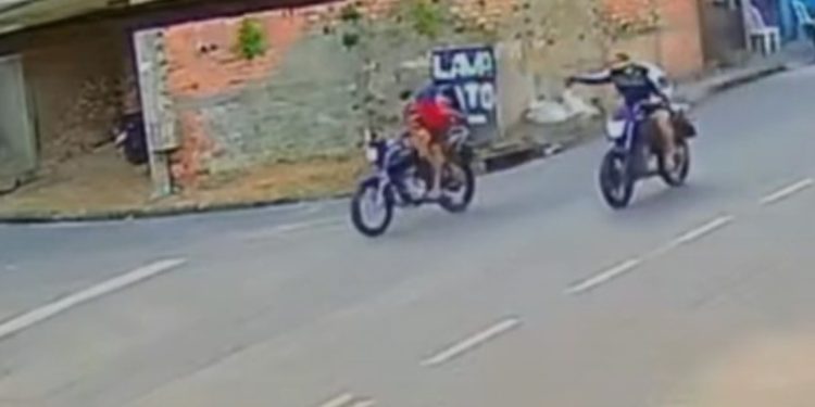 Câmera registra momento em que pai e filho são assassinados; veja vídeo