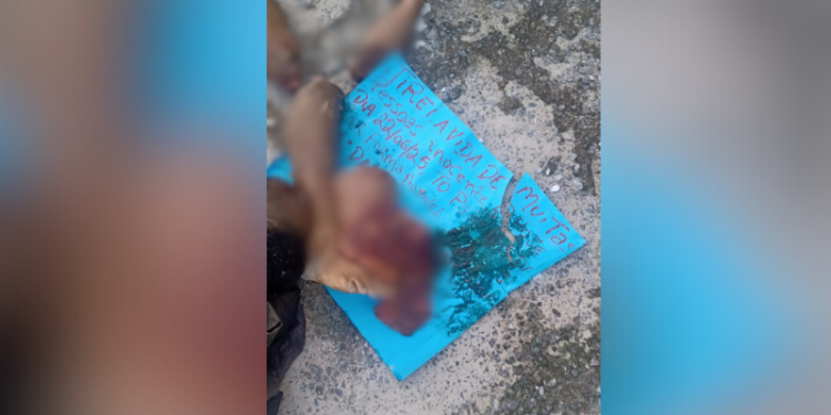 Partes de corpo são encontrados ao lado de cartaz: “Mexeu com a tropa”