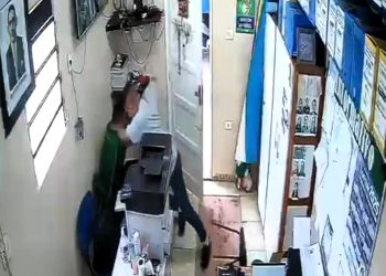 Professor “possesso” esfaqueia diretor em escola de Manacapuru; veja o vídeo 