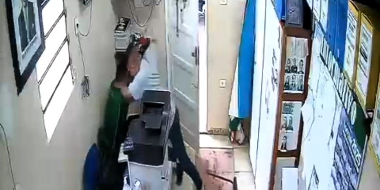 Professor “possesso” esfaqueia diretor em escola de Manacapuru; veja o vídeo 