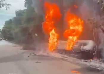 Caminhão-tanque pega fogo na BR-174 e motorista ficam apavorados; veja o vídeo 