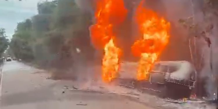 Caminhão-tanque pega fogo na BR-174 e motorista ficam apavorados; veja o vídeo 