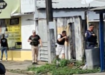 Pistoleiro de facção morre durante confronto com a polícia; veja vídeos