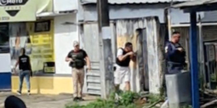 Pistoleiro de facção morre durante confronto com a polícia; veja vídeos