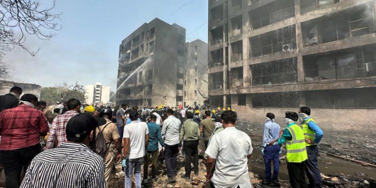 Avião com 242 pessoas a bordo cai perto de aeroporto indiano