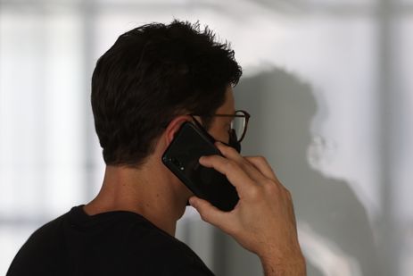 Smartphone, celular, em uso.