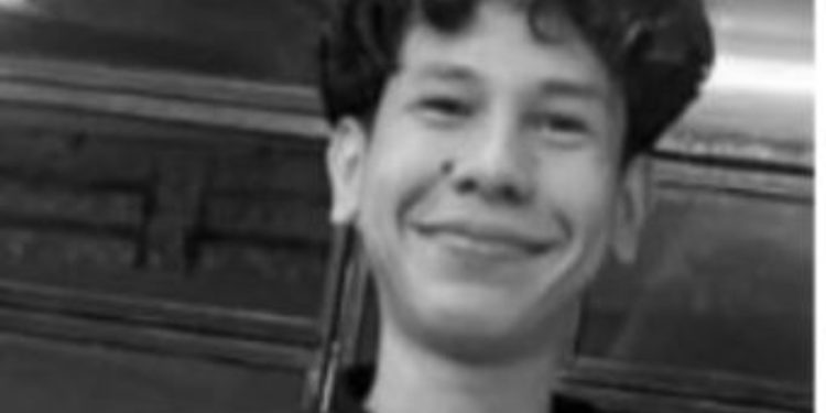 Vídeo mostra momento em que agressores correm após espancar adolescente