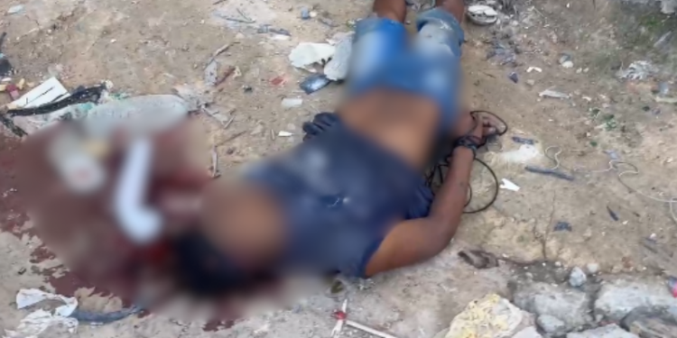 Homem é executado com as mãos amarradas