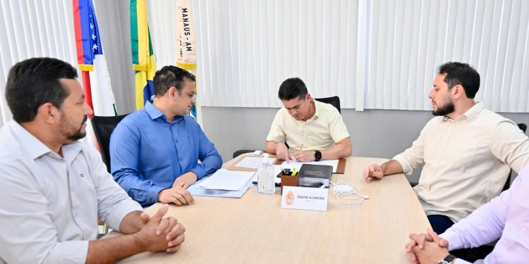 Prefeito David Almeida anuncia repasse de R$ 6 milhões do Proesc para mais de 500 escolas municipais