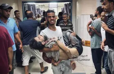 Médicos sem Fronteiras/Divulgação Gaza, 03/07/2025 - Abdullah Hammad é carregado no hospital Nasser após ter sido baleado por forças israelenses, quando tentava coletar um saco de farinha no sul de Gaza. Foto: Médicos Sem Fronteiras/Divulgação