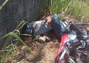 Homem morre ao ser baleado e colidir com moto em muro