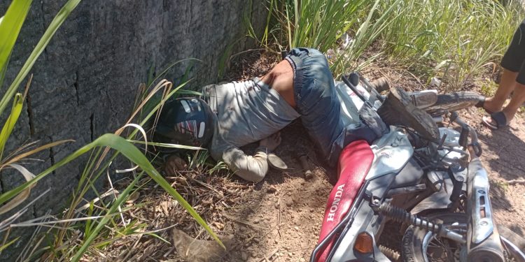 Homem morre ao ser baleado e colidir com moto em muro