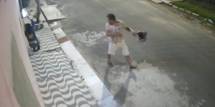 Mulher é brutalmente agredida com capacete em Parintins