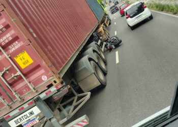 Tenente da FAB morre após colisão com carreta em Manaus; veja o vídeo 