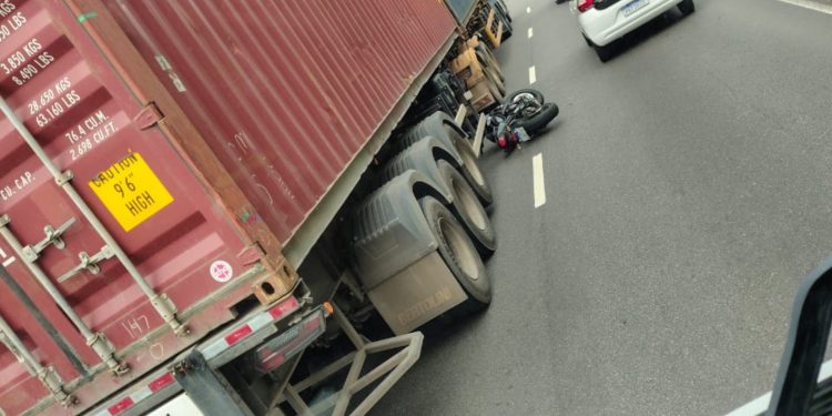 Tenente da FAB morre após colisão com carreta em Manaus; veja o vídeo 