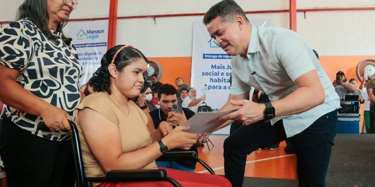 Prefeito David Almeida consolida maior programa de regularização fundiária e entrega 300 títulos definitivos na Cidade do Leste
