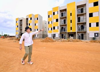 Prefeito David Almeida inspeciona obras do residencial Carlos Braga