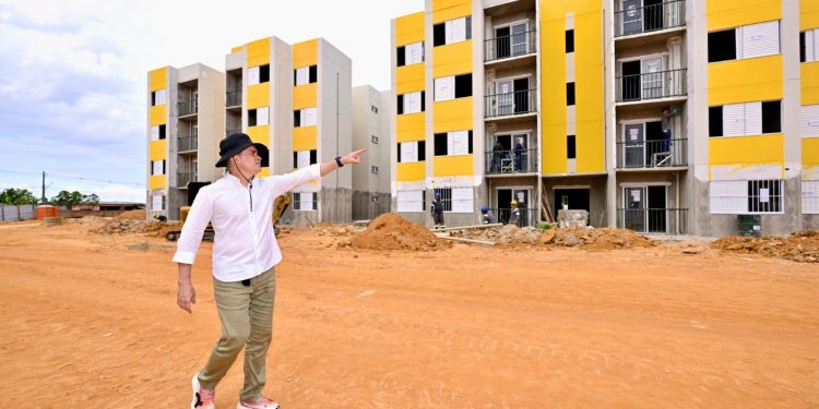 Prefeito David Almeida inspeciona obras do residencial Carlos Braga