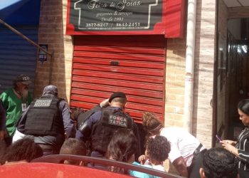 Vídeo: Assaltante morre baleado por segurança de joalheria no Centro de Manaus