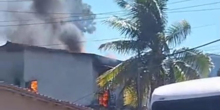 Incêndio atinge residência no bairro Da Paz; veja o video