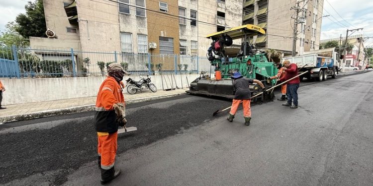 Obras de recapeamento da Prefeitura devolvem segurança e mobilidade ao Centro de Manaus