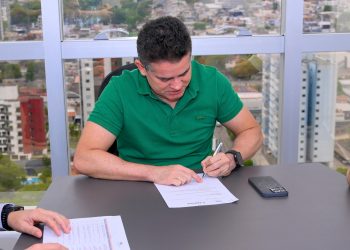 Prefeito David Almeida assina edital para construir a primeira “Cidade do Autista” do país