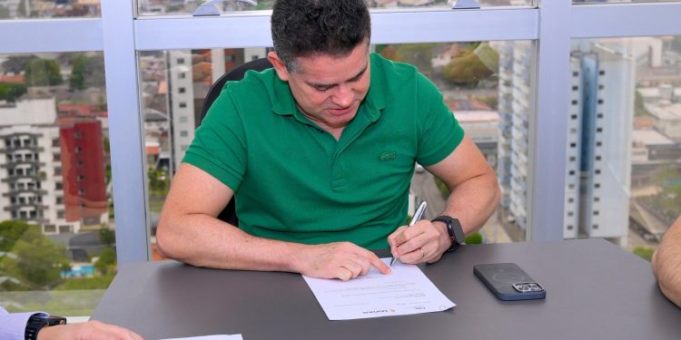 Prefeito David Almeida assina edital para construir a primeira “Cidade do Autista” do país