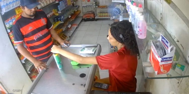 Assaltante é flagrado roubando em mercadinho de irmã do influenciador Lucas Picolé; veja o vídeo