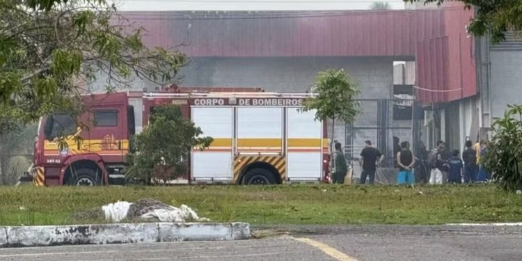 Incêndio atinge fábrica de portas na Avenida do Turismo
