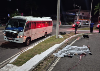 Jovem morre em colisão entre motocicleta e micro-ônibus